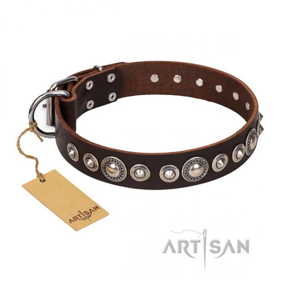 "Step and Sparkle" braunes Lederhalsband von Artisan FDT