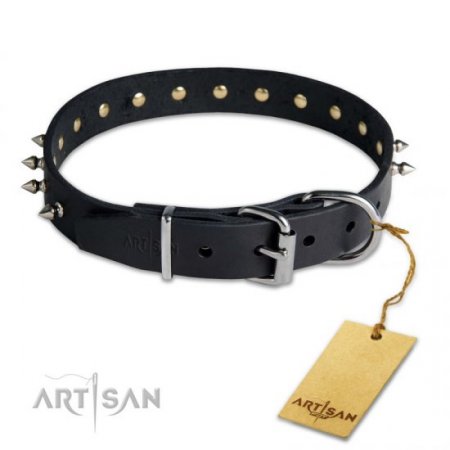 Lederhalsband von FDT Artisan mit Spikes