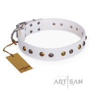 Weisses Halsband mit Kreise