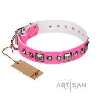 Pinkes Lederhalsband mit Schmuck