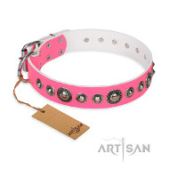 Pinkes Lederhalsband per Hand geschmueckt