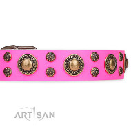 Pinkes Lederhalsband mit Nieten