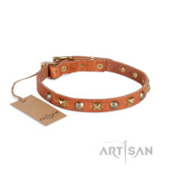 FDT Artisan enges Lederhalsband mit Pyramiden und runden Nieten