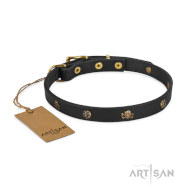 Attraktives Lederhalsband mit Blumen und Schädeln