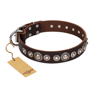 Braunes Halsband aus Leder mit Konchen Design