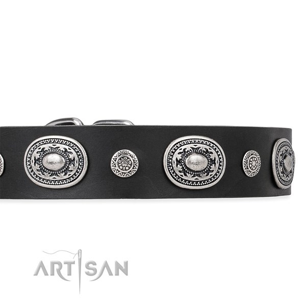 Artisan Halsband mit ovalen Platten und Nieten