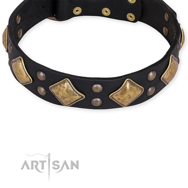 Artisan Halsband mit robusten Metallteilen