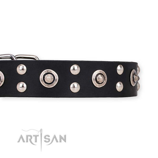 Artisan Halsband mit silberfarbenen Dekorationen