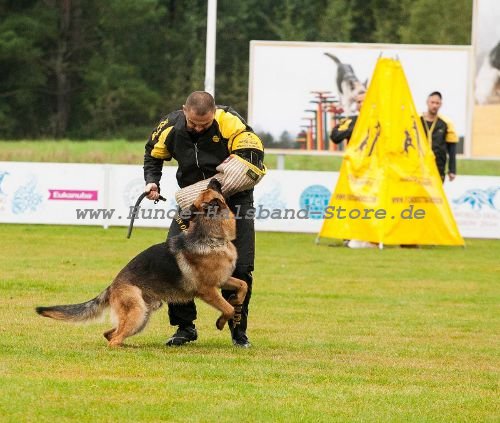  leichter Schutzanzug am Trainer